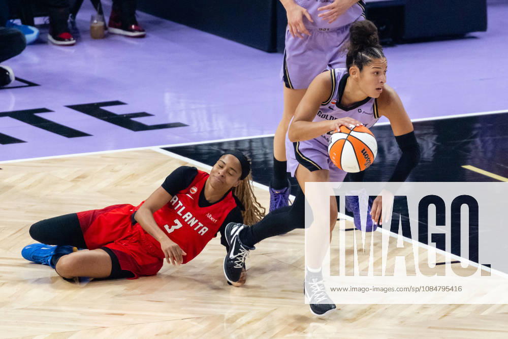 SAN FRANCISCO, CA - OCTOBER 19: Veronica Burton 22 of the Golden State Valkyries dribbles past Jordin Canada 3 of the Atlanta Dream during Game Two of the WNBA, Basketball Damen, USA Finals on October 19, 2026 at Chase Center in San Francisco, CA. (Photo by Matthew Huang Icon Sportswire) WNBA: OCT 19 Finals Atlanta Dream at Golden State Valkyries Icon261019005