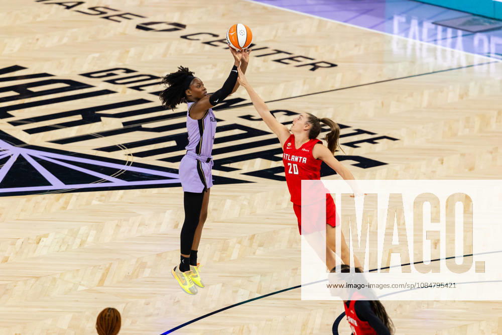 SAN FRANCISCO, CA - OCTOBER 19: Kaila Charles 6 of the Golden State Valkyries scores a three against Isobel Borlase 20 of the Atlanta Dream during Game Two of the WNBA, Basketball Damen, USA Finals on October 19, 2026 at Chase Center in San Francisco, CA. (Photo by Matthew Huang Icon Sportswire) WNBA: OCT 19 Finals Atlanta Dream at Golden State Valkyries Icon261019007