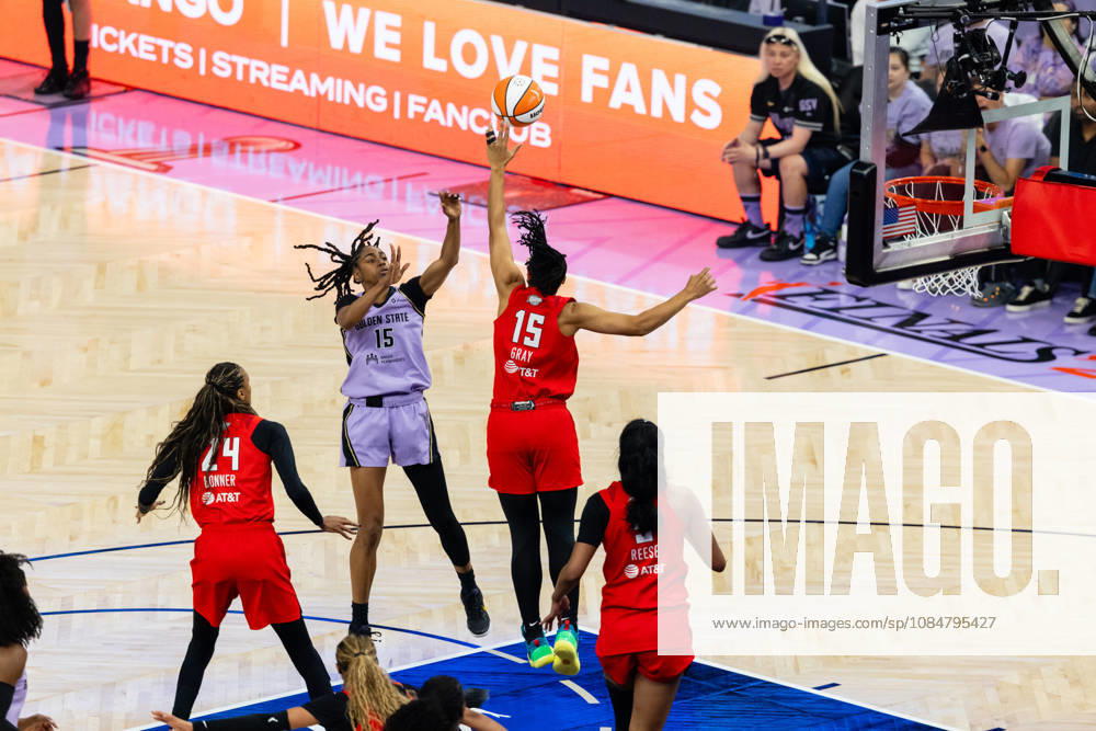 SAN FRANCISCO, CA - OCTOBER 19: Tiffany Hayes 15 of the Golden State Valkyries scores and gets fouled by Allisha Gray 15 of the Atlanta Dream during Game Two of the WNBA, Basketball Damen, USA Finals on October 19, 2026 at Chase Center in San Francisco, CA. (Photo by Matthew Huang Icon Sportswire) WNBA: OCT 19 Finals Atlanta Dream at Golden State Valkyries Icon261019009