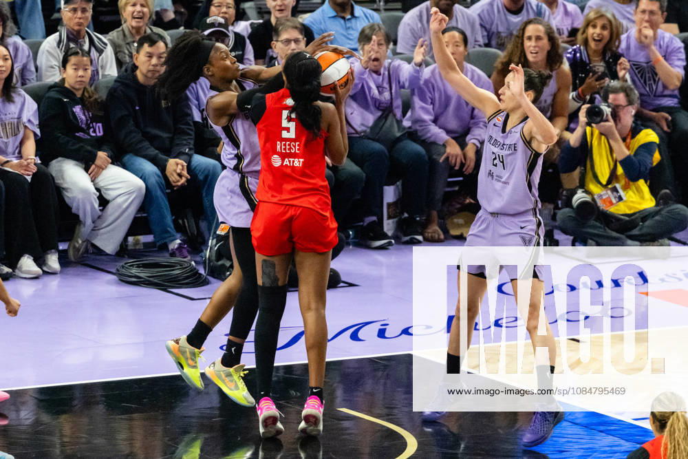 SAN FRANCISCO, CA - OCTOBER 19: Kaila Charles 6 of the Golden State Valkyries forces a jump ball against Angel Reese 5 of the Atlanta Dream during Game Two of the WNBA, Basketball Damen, USA Finals on October 19, 2026 at Chase Center in San Francisco, CA. (Photo by Matthew Huang Icon Sportswire) WNBA: OCT 19 Finals Atlanta Dream at Golden State Valkyries Icon261019017