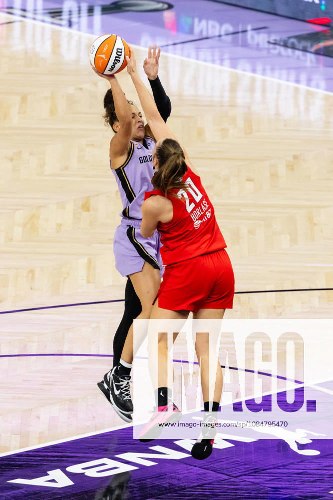 SAN FRANCISCO, CA - OCTOBER 19: Isobel Borlase 20 of the Atlanta Dream blocks a shot by Veronica Burton 22 of the Golden State Valkyries during Game Two of the WNBA, Basketball Damen, USA Finals on October 19, 2026 at Chase Center in San Francisco, CA. (Photo by Matthew Huang Icon Sportswire) WNBA: OCT 19 Finals Atlanta Dream at Golden State Valkyries Icon261019018