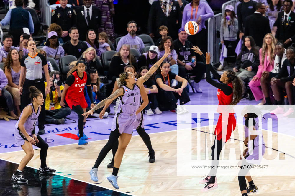 SAN FRANCISCO, CA - OCTOBER 19: DeWanna Bonner 24 of the Atlanta Dream scores against Gabby Williams 1 of the Golden State Valkyries during Game Two of the WNBA, Basketball Damen, USA Finals on October 19, 2026 at Chase Center in San Francisco, CA. (Photo by Matthew Huang Icon Sportswire) WNBA: OCT 19 Finals Atlanta Dream at Golden State Valkyries Icon261019020