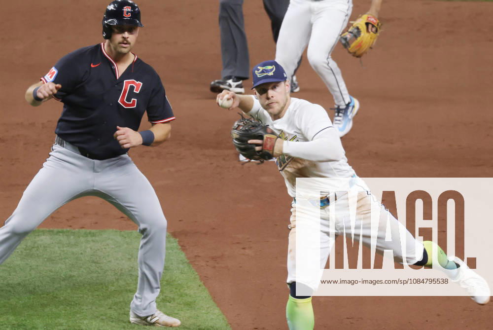 Tampa Bay Rays shortstop Taylor Walls (6) throws to first for a double play after tagging out Cleveland Guardians Nathaniel Lowe (46 in the fourth inning during game six of the MLB, Baseball Herren, USA American League Championship Series at Tropicana Field in St Petersburg, Florida, on Monday, October 19, 2026. TPB20261019724 GARYxBOGDON