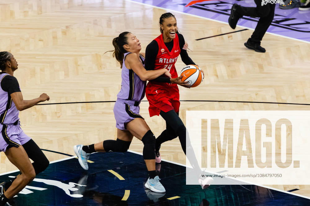 SAN FRANCISCO, CA - OCTOBER 19: Kaitlyn Chen 2 of the Golden State Valkyries fouls DeWanna Bonner 24 of the Atlanta Dream during Game Two of the WNBA, Basketball Damen, USA Finals on October 19, 2026 at Chase Center in San Francisco, CA. (Photo by Matthew Huang Icon Sportswire) WNBA: OCT 19 Finals Atlanta Dream at Golden State Valkyries Icon261019022