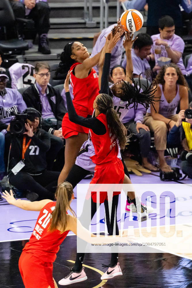SAN FRANCISCO, CA - OCTOBER 19: Angel Reese 5 of the Atlanta Dream blocks a shot by Tiffany Hayes 15 of the Golden State Valkyries during Game Two of the WNBA, Basketball Damen, USA Finals on October 19, 2026 at Chase Center in San Francisco, CA. (Photo by Matthew Huang Icon Sportswire) WNBA: OCT 19 Finals Atlanta Dream at Golden State Valkyries Icon261019023