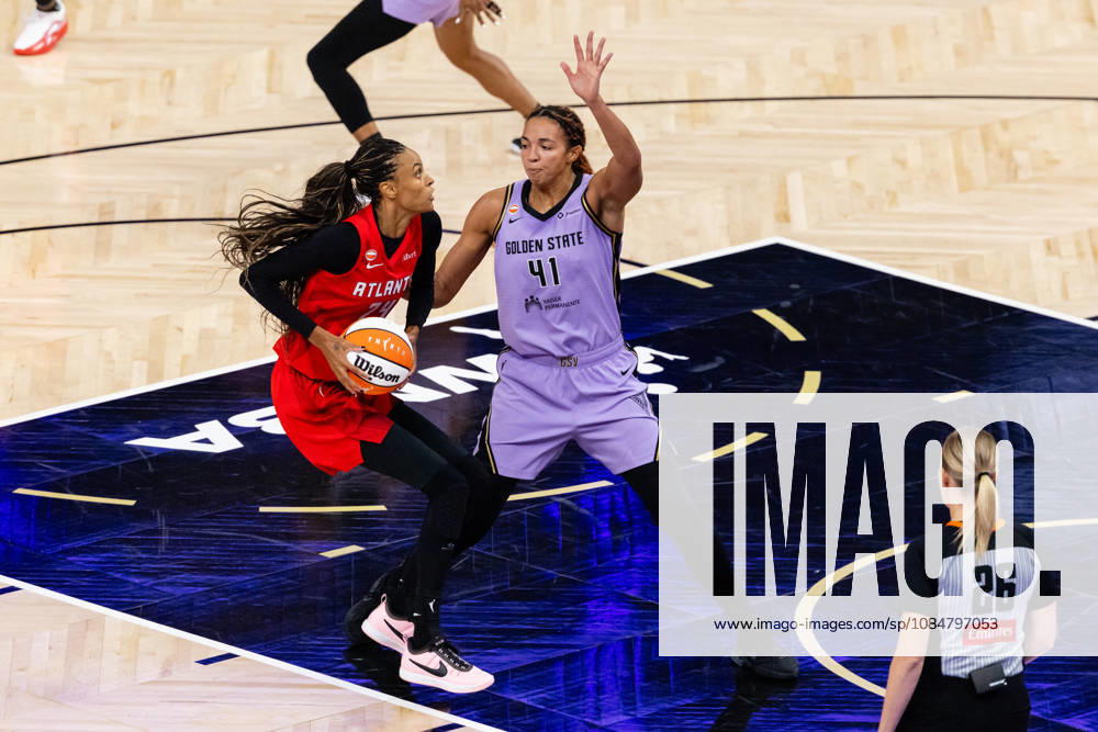 SAN FRANCISCO, CA - OCTOBER 19: Cecilia Zandalasini 24 of the Golden State Valkyries is defended by Kiah Stokes 41 of the Golden State Valkyries during Game Two of the WNBA, Basketball Damen, USA Finals on October 19, 2026 at Chase Center in San Francisco, CA. (Photo by Matthew Huang Icon Sportswire) WNBA: OCT 19 Finals Atlanta Dream at Golden State Valkyries Icon261019026