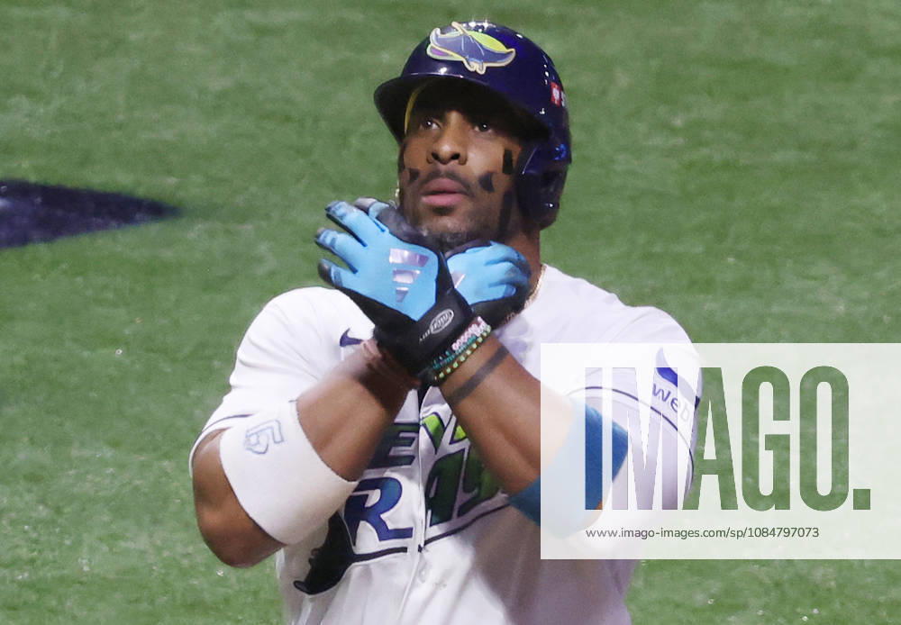 Tampa Bay Rays designated hitter Yandy Diaz (2) gestures as he runs the bases after hitting a two-run home run against the Cleveland Guardians in the eighth inning during game six of the MLB, Baseball Herren, USA American League Championship Series at Tropicana Field in St Petersburg, Florida, on Monday, October 19, 2026. The Rays won the game 7-3 and advance to the World Series against the Milwaukee Brewers. TPB20261019750 GARYxBOGDON