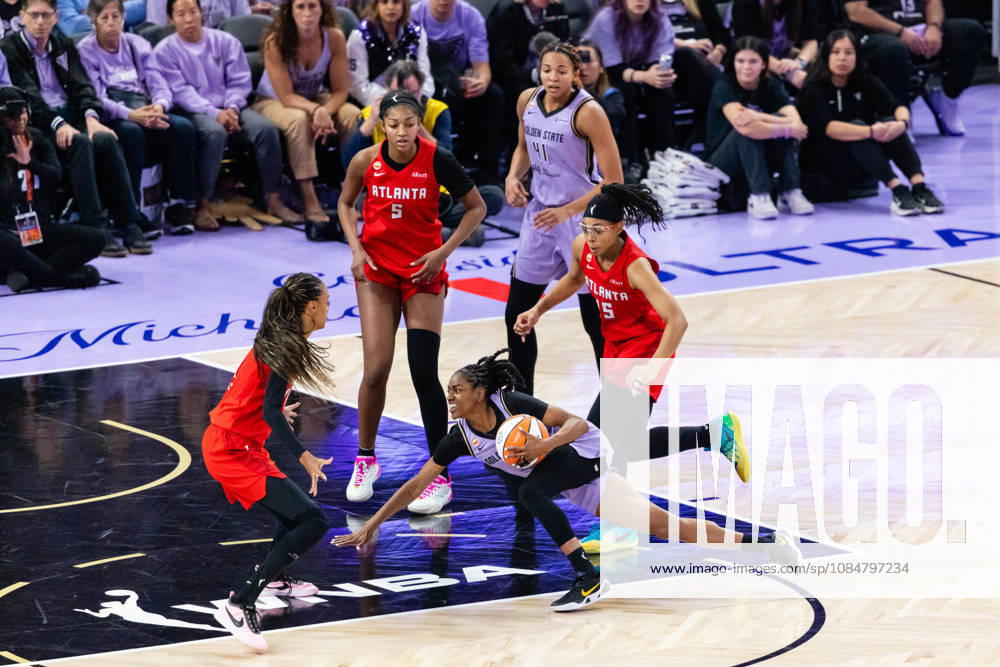 SAN FRANCISCO, CA - OCTOBER 19: Tiffany Hayes 15 of the Golden State Valkyries falls to the floor during Game Two of the WNBA, Basketball Damen, USA Finals against the Atlanta Dream on October 19, 2026 at Chase Center in San Francisco, CA. (Photo by Matthew Huang Icon Sportswire) WNBA: OCT 19 Finals Atlanta Dream at Golden State Valkyries Icon261019025