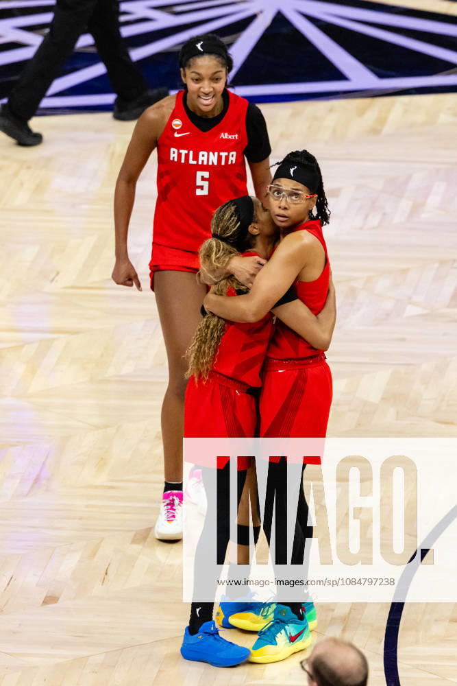 SAN FRANCISCO, CA - OCTOBER 19: Jordin Canada 3 of the Atlanta Dream celebrates a last second three with Allisha Gray 15 in the third quarter of Game Two of the WNBA, Basketball Damen, USA Finals against the Golden State Valkyries on October 19, 2026 at Chase Center in San Francisco, CA. (Photo by Matthew Huang Icon Sportswire) WNBA: OCT 19 Finals Atlanta Dream at Golden State Valkyries Icon261019031