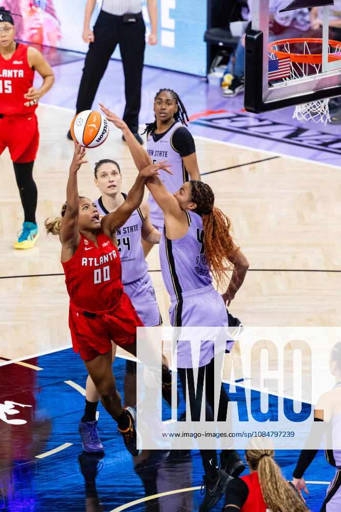 SAN FRANCISCO, CA - OCTOBER 19: Kiah Stokes 41 of the Golden State Valkyries blocks a shot by Naz Hillmon 00 of the Atlanta Dream during Game Two of the WNBA, Basketball Damen, USA Finals on October 19, 2026 at Chase Center in San Francisco, CA. (Photo by Matthew Huang Icon Sportswire) WNBA: OCT 19 Finals Atlanta Dream at Golden State Valkyries Icon261019032