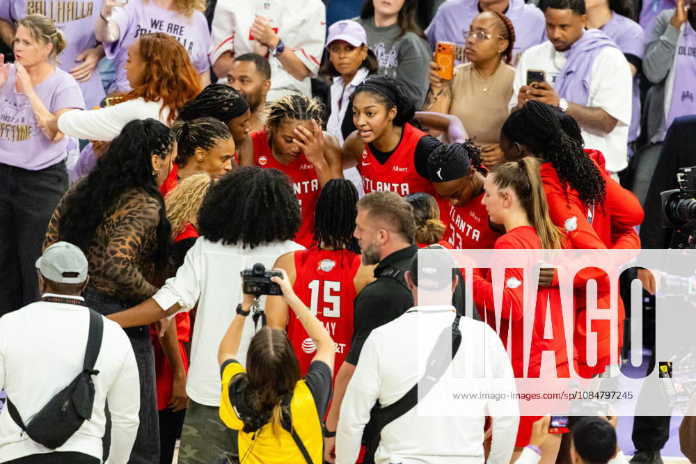 SAN FRANCISCO, CA - OCTOBER 19: The Atlanta Dream huddle after a win in Game Two of the WNBA, Basketball Damen, USA Finals against the Golden State Valkyries on October 19, 2026 at Chase Center in San Francisco, CA. (Photo by Matthew Huang Icon Sportswire) WNBA: OCT 19 Finals Atlanta Dream at Golden State Valkyries Icon261019036