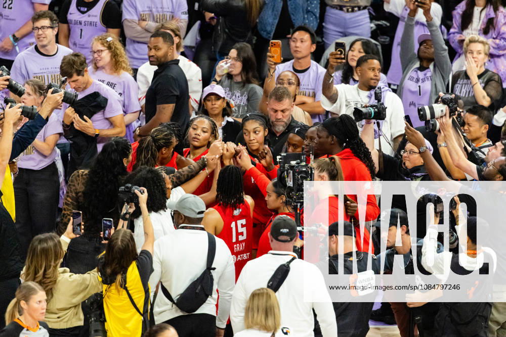 SAN FRANCISCO, CA - OCTOBER 19: The Atlanta Dream huddle after a win in Game Two of the WNBA, Basketball Damen, USA Finals against the Golden State Valkyries on October 19, 2026 at Chase Center in San Francisco, CA. (Photo by Matthew Huang Icon Sportswire) WNBA: OCT 19 Finals Atlanta Dream at Golden State Valkyries Icon261019037
