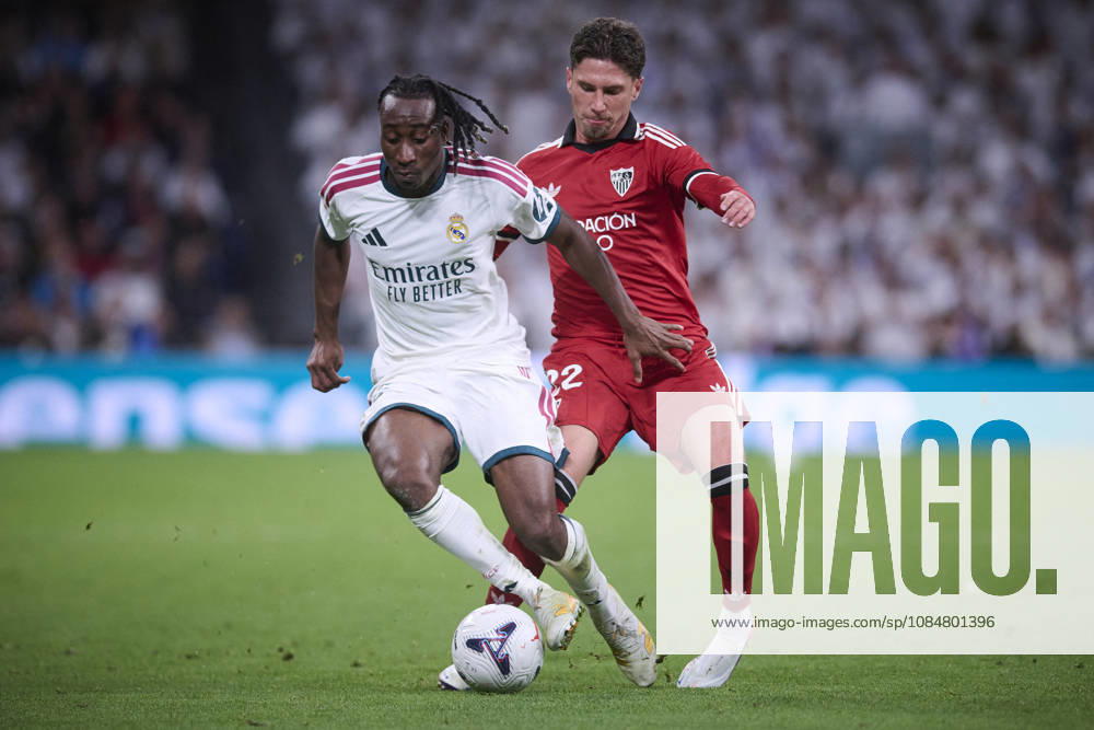 LaLiga - Real Madrid CF v Sevilla FC Real Madrid CF’s Yan Diomande (l) and Sevilla FC’s Jose Angel Carmona during La Liga match. October 18 ,2026. Photo by Ropero AlterPhotos ABACAPRESS.COM Madrid Madrid Spain
