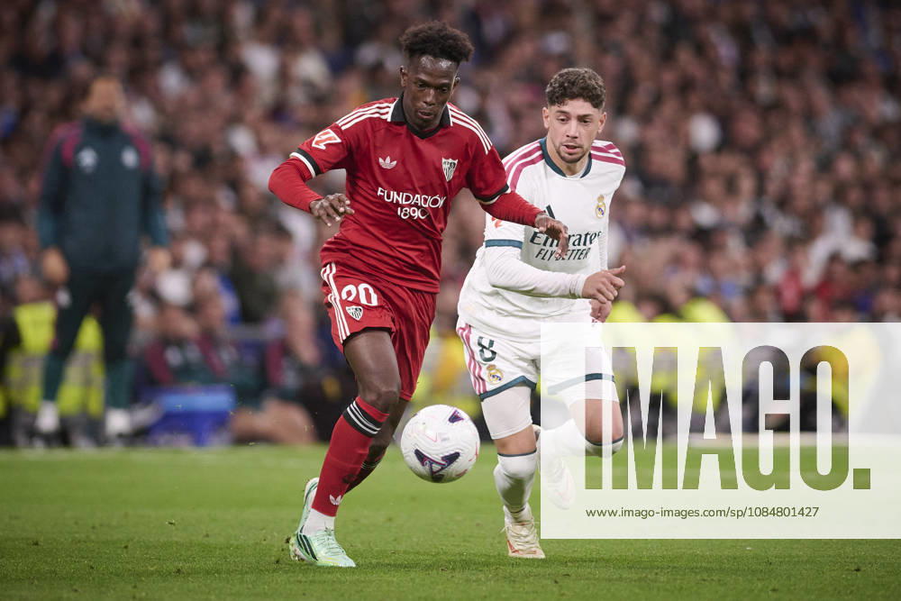 LaLiga - Real Madrid CF v Sevilla FC Real Madrid CF’s Fede Valverde (r) and Sevilla FC’s Félix Alexandre Andrade during La Liga match. October 18 ,2026. Photo by Ropero AlterPhotos ABACAPRESS.COM Madrid Madrid Spain