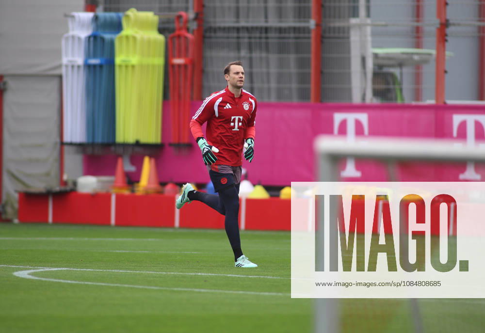 FC Bayern Munich, final training session, Champions League, 2026–2027 season, soccer, men s team: Manuel Neuer of FC Bayern Munich warming up, running