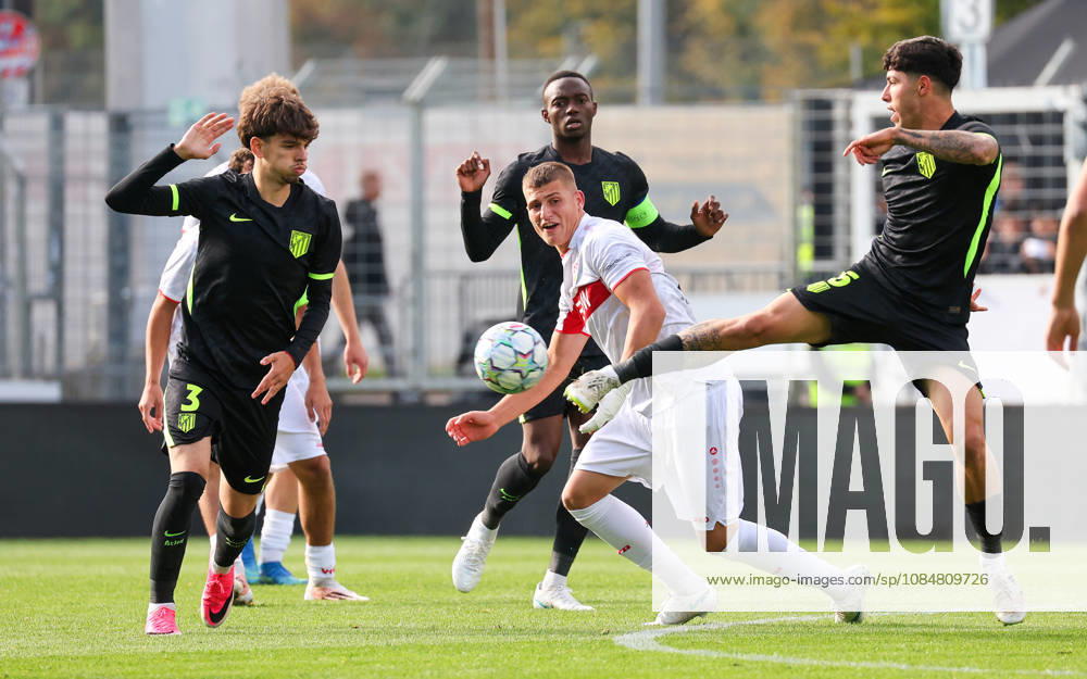 Stuttgart, U19 Champions League, 2026–2027 season, U19 Youth League: VfB Stuttgart vs. Atlético Madrid, from left: Oscar Parejo (Mad), Enis Redzepi (VfB), David Fernández (Mad)
