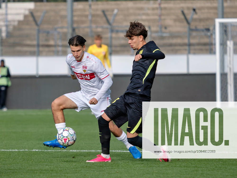 Tackle: Neno Zezelj (VfB Stuttgart, 17) vs. Oscar Parejo (Atlético Madrid, 03), Running duel, Sprint duel, Ball possession, GER, Soccer, VfB Stuttgart vs. Atlético Madrid, UEFA Youth League, Matchday 3, Stuttgart, 2026–2027 season, October 20, 2026, GER, soccer, VfB Stuttgart vs. Atlético Madrid, UEFA Youth League, Matchday 3, Stuttgart, 2026–2027 season, October 20, 2026, Stuttgart