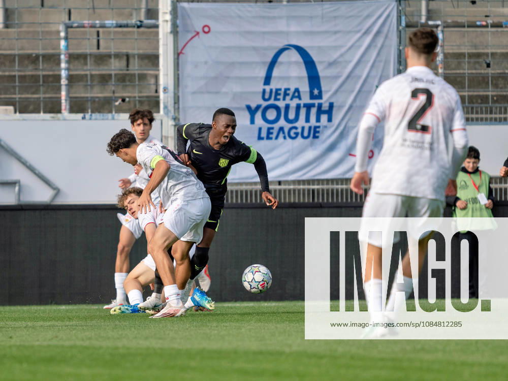 Tackle: Massimo Di Benedetto (VfB Stuttgart, 06) holds off Taufyk Zanzi (Atletico Madrid) to keep possession of the ball, 08, ball retention, shielding, ball control, physical play, dynamism, offensive play, GER, soccer, VfB Stuttgart vs. Atlético Madrid, UEFA Youth League, Matchday 3, Stuttgart, 2026–2027 season, October 20, 2026 GER, Soccer, VfB Stuttgart vs. Atlético Madrid, UEFA Youth League, Matchday 3, Stuttgart, 2026–2027 season, October 20, 2026 Stuttgart