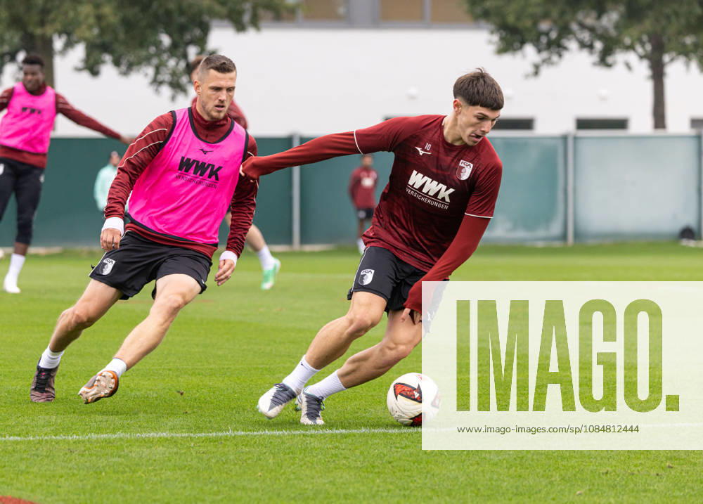 Mert Kömür, FC Augsburg 36, right: Tackle against Jeffrey Gouweleeuw, FC Augsburg 6, FC Augsburg, practice,