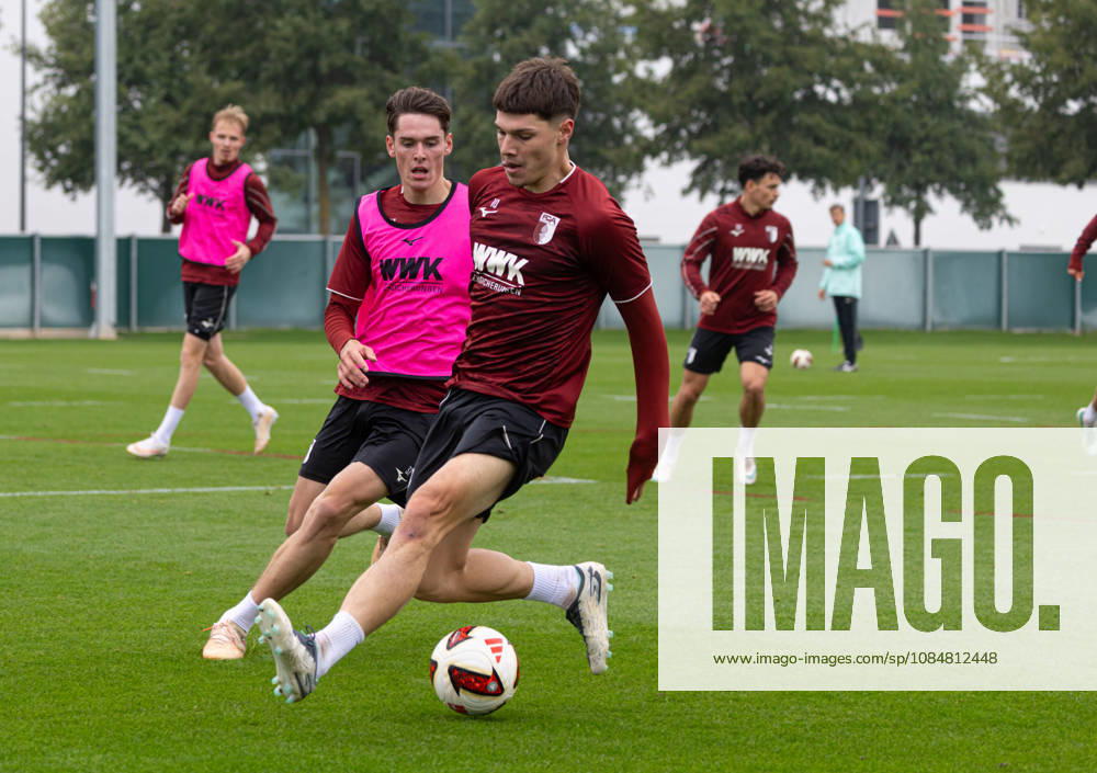 Mert Kömür (FC Augsburg 36) in step with Tim Schnitzer (FC Augsburg 37) FC Augsburg, Training,