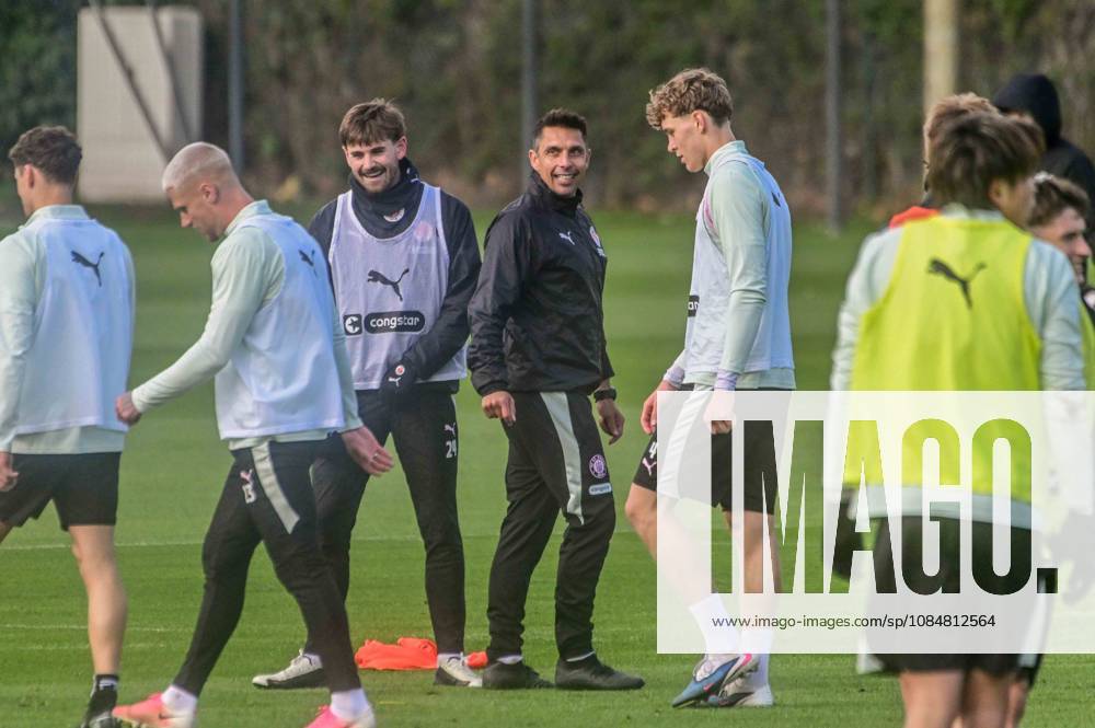 Connor Metcalfe laughs with coach Marcel Rapp at St. Pauli, Germany; Hamburg; training facility on Kollaustrasse; soccer; 2. Bundesliga; FC St. Pauli