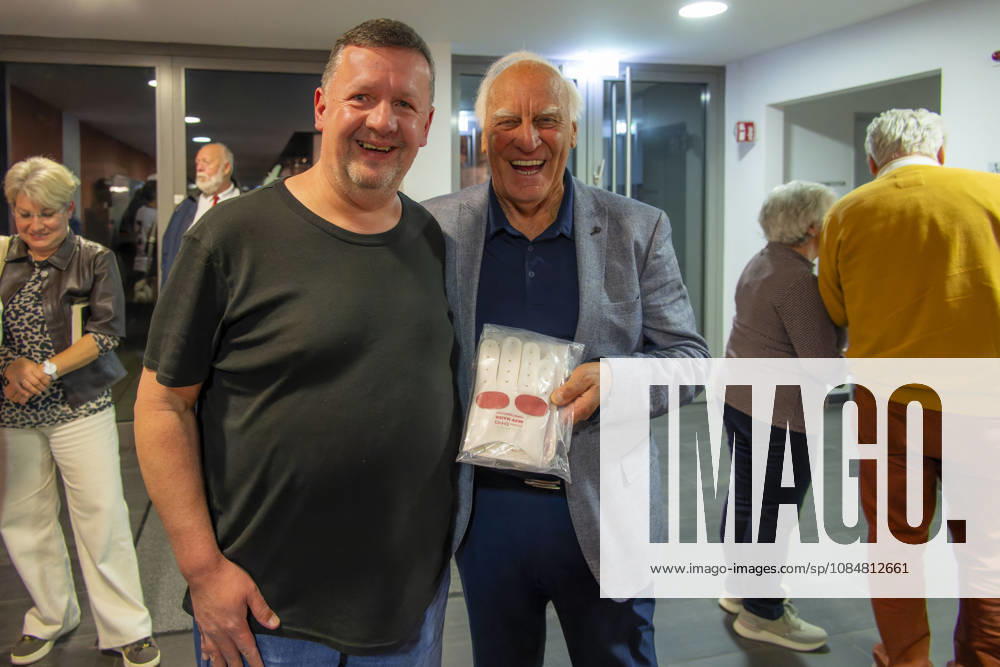 Mindelheim, Unterallgäu—Sepp Maier, the former goalkeeper for FC Bayern Munich, is going on tour with his autobiography, Sepp Maier Live, performing on stages across Bavaria. In the background, Franz Bulle (right) and goalkeeper glove manufacturer Christoph Nowak (left) are seen together.