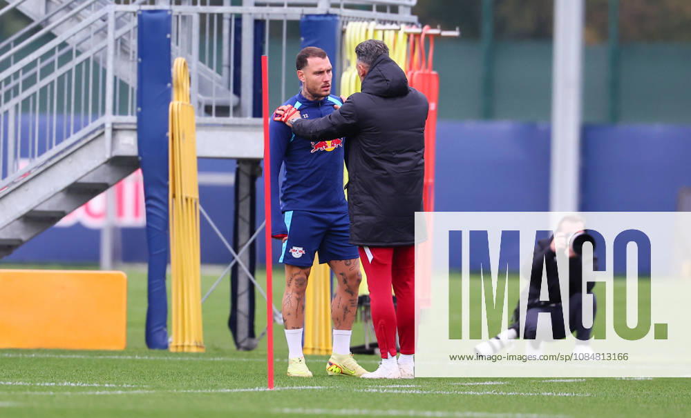 RB Leipzig Champions League Training, Leipzig, October 20, 2026, RB Academy, UEFA Champions League, RB Leipzig s final training session the day before Real Madrid vs. RB Leipzig; pictured: David Raum and coach Martin Demichelis, RB Leipzig, Picture Point