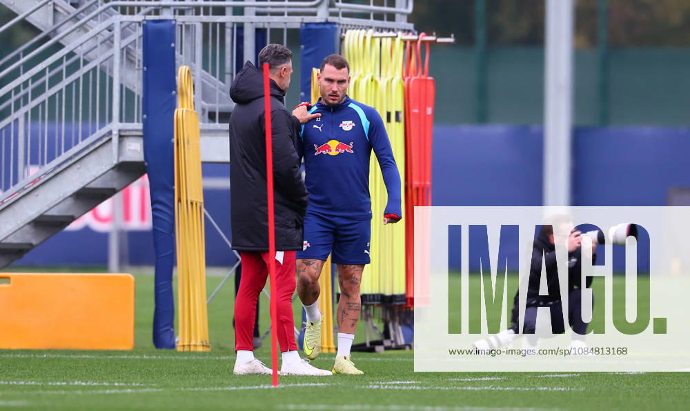 RB Leipzig Training: Champions League, Leipzig, October 20, 2026, RB Academy, UEFA Champions League, RB Leipzig s final training session the day before Real Madrid vs. RB Leipzig. Pictured from left: Coach Martin Demichelis and David Raumr, both of RB Leipzig, Picture Point