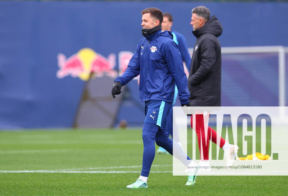 RB Leipzig Training: Champions League, Leipzig, October 20, 2026, RB Academy, UEFA Champions League, RB Leipzig s final training session the day before Real Madrid vs. RB Leipzig; pictured: Christoph Baumgartner, 14, RB Leipzig in front of coach Martin Demichelis, Picture Point