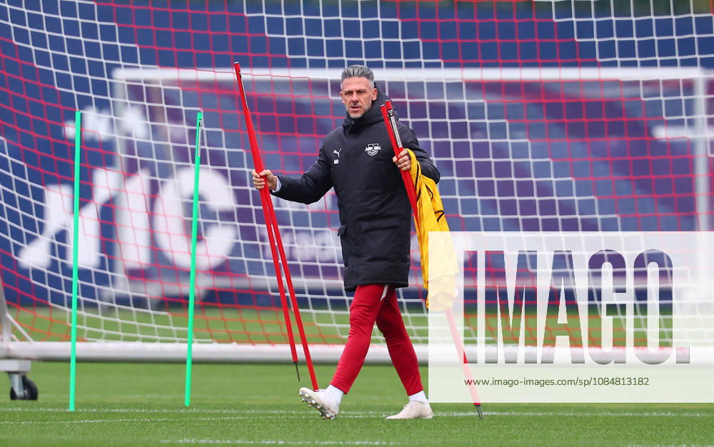 RB Leipzig Training: Champions League, Leipzig, October 20, 2026, RB Academy, UEFA Champions League, RB Leipzig s final training session on the day before Real Madrid vs. RB Leipzig. Pictured: Coach Martin Demichelis, RB Leipzig, Picture Point