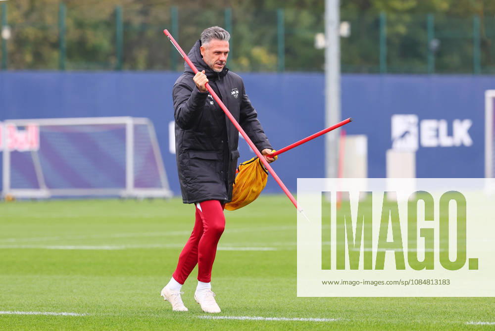 RB Leipzig Training: Champions League, Leipzig, October 20, 2026, RB Academy, UEFA Champions League, RB Leipzig s final training session on the day before Real Madrid vs. RB Leipzig. Pictured: Coach Martin Demichelis, RB Leipzig, Picture Point