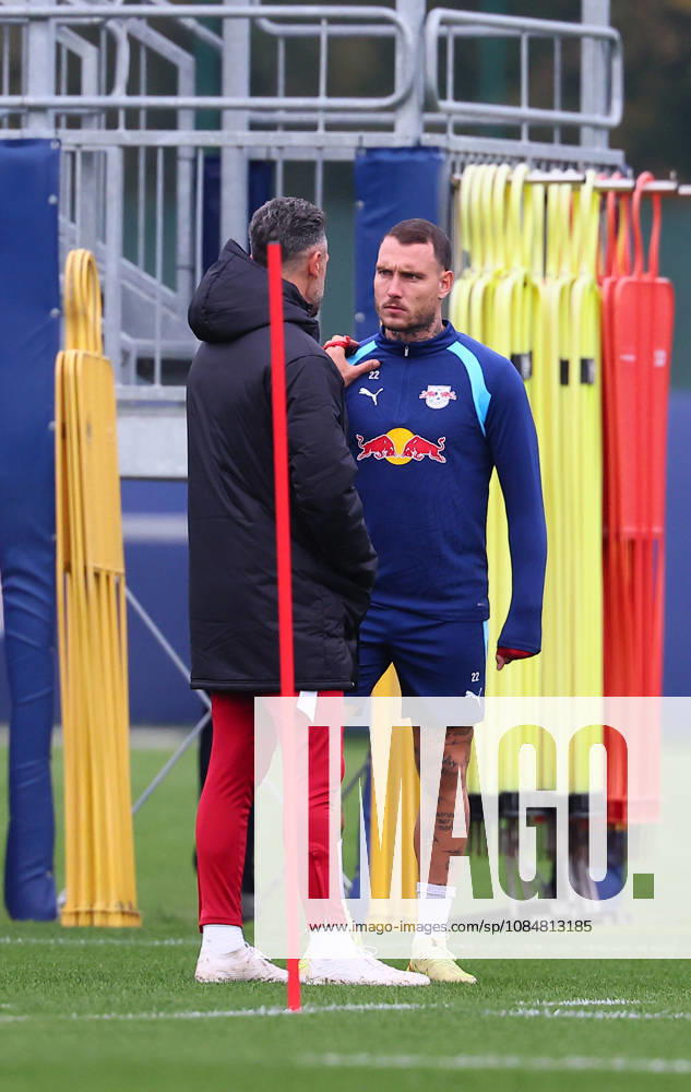 RB Leipzig Training for the Champions League, Leipzig, October 20, 2026, RB Academy, UEFA Champions League, RB Leipzig s final training session the day before Real Madrid vs. RB Leipzig. Pictured: Coach Martin Demichelis (left) and David Raum, both of RB Leipzig, Picture Point