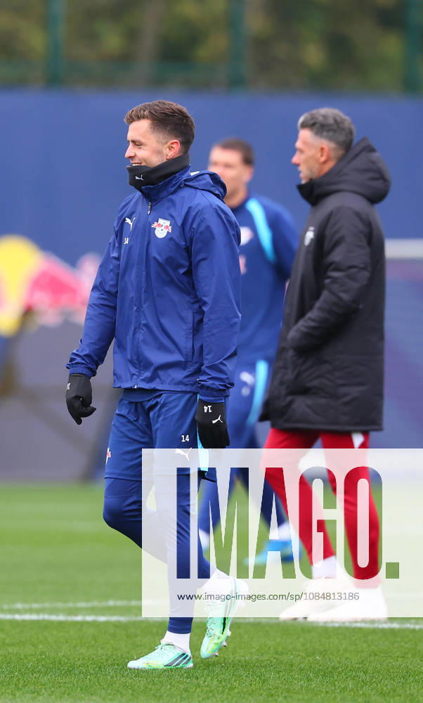 RB Leipzig Training: Champions League, Leipzig, October 20, 2026, RB Academy, UEFA Champions League, RB Leipzig s final training session the day before Real Madrid vs. RB Leipzig, Pictured from left: Christoph Baumgartner, 14, RB Leipzig players in front of coach Martin Demichelis, RB Leipzig, Picture Point