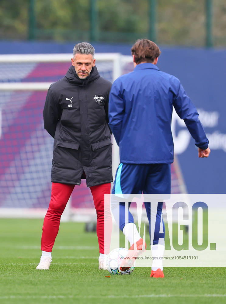 RB Leipzig Champions League Training, Leipzig, October 20, 2026, RB Academy, UEFA Champions League, RB Leipzig s final training session on the day before Real Madrid vs. RB Leipzig; pictured from left: Coach Martin Demichelis, RB Leipzig, and Rocco Reitz, 20, RB Leipzig, Picture Point