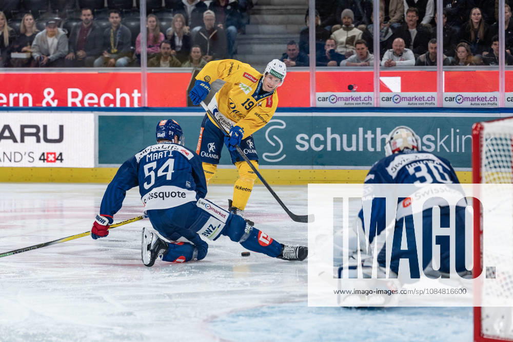 Zurich, Swiss Life Arena, National League: ZSC Lions vs. HC Davos, 19 Adam Tambellini (Davos), 54 Christian Marti (ZSC), 30 Goaltender Simon Hrubec (ZSC), Zurich, Swiss Life Arena, Zurich, Switzerland