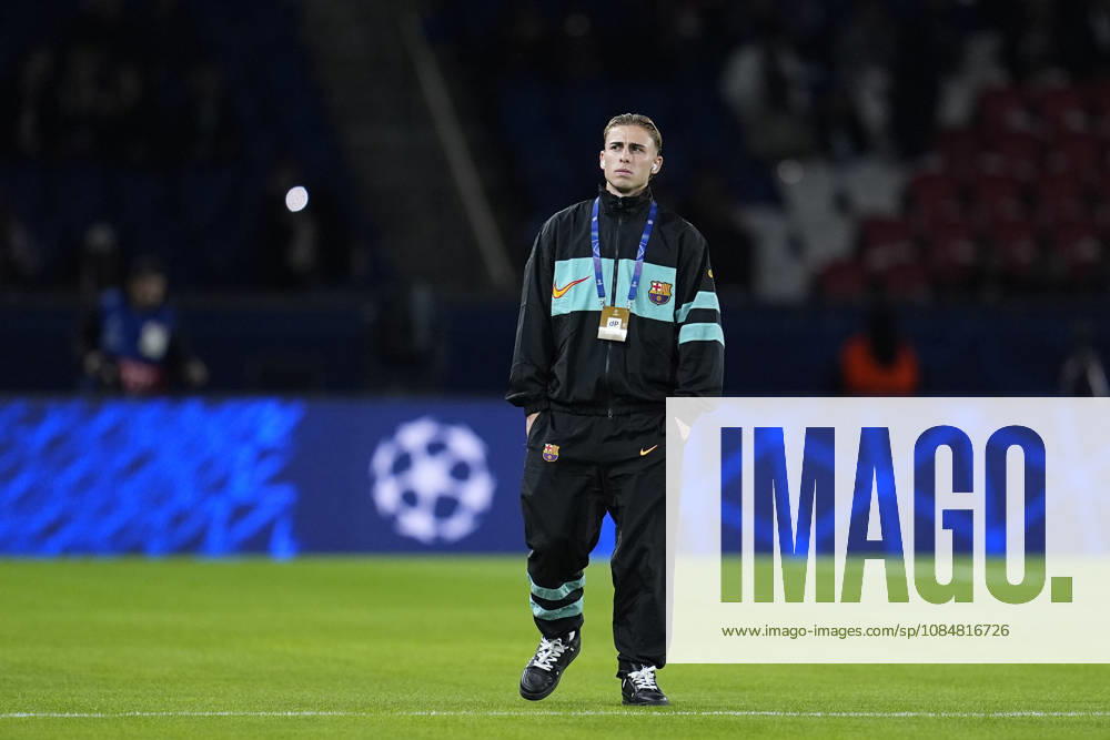 Fermin Lopez of FC Barcelona, Barca inspects the pitch during the UEFA Champions League 2026 27 League Phase MD3 match between Paris Saint-Germain and FC Barcelona at Parc des Princes on Octuber 20, 2026, in Paris, France. Paris France - ZUMAa181 20261020_zaa_a181_002