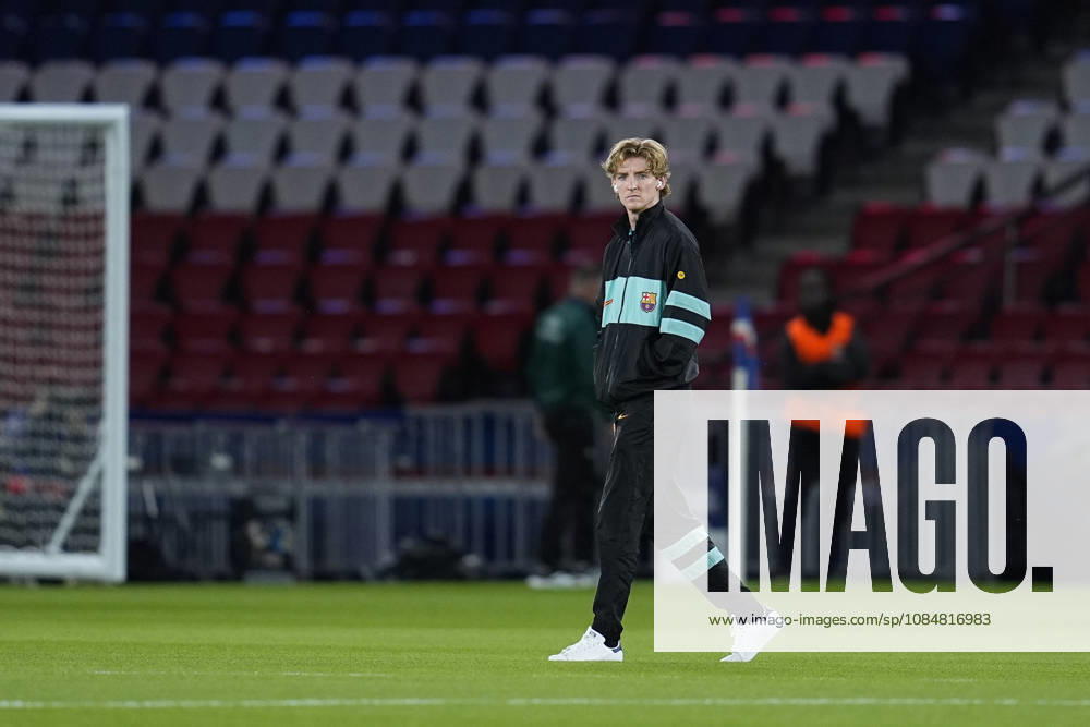 Anthony Gordon of FC Barcelona, Barca inspect the pitch during the UEFA Champions League 2026 27 League Phase MD3 match between Paris Saint-Germain and FC Barcelona at Parc des Princes on Octuber 20, 2026, in Paris, France. Paris Saint-Germain V FC Barcelona - UEFA Champions League 2026 27 League Phase MD3 - ZUMAa181 20261020_zaa_a181_010