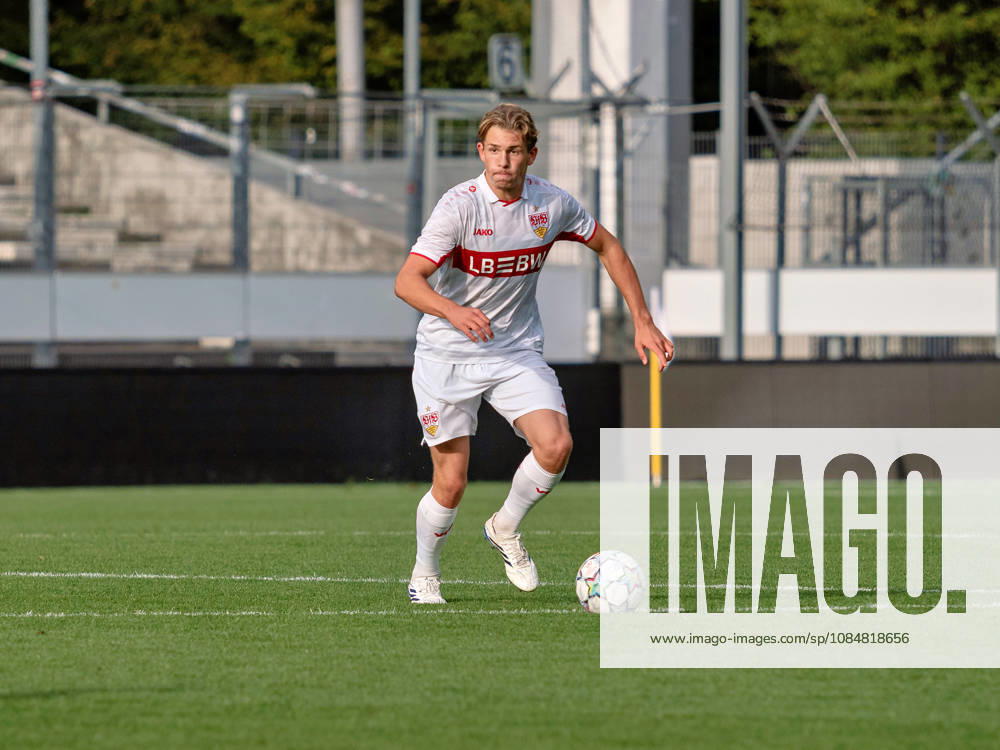Exclusive: Felix Neunhoeffer, VfB Stuttgart, No. 14 with the ball, full-body single image, archive, exclusive, GER, soccer, VfB Stuttgart vs. Atlético Madrid, UEFA Youth League, Matchday 3, Stuttgart, 2026–2027 season, October 20, 2026, GER, soccer, VfB Stuttgart vs. Atlético Madrid, UEFA Youth League, Matchday 3, Stuttgart, 2026–2027 season, October 20, 2026, Stuttgart