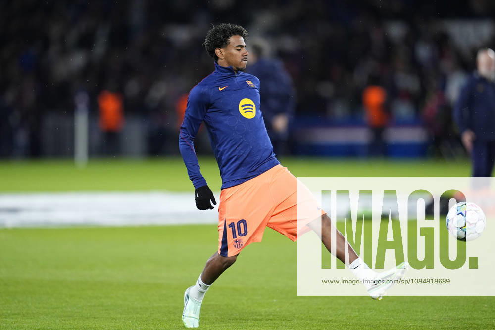 Lamine Yamal of FC Barcelona, Barca warms up during the UEFA Champions League 2026 27 League Phase MD3 match between Paris Saint-Germain and FC Barcelona at Parc des Princes on Octuber 20, 2026, in Paris, France. Paris France - ZUMAa181 20261020_zaa_a181_029