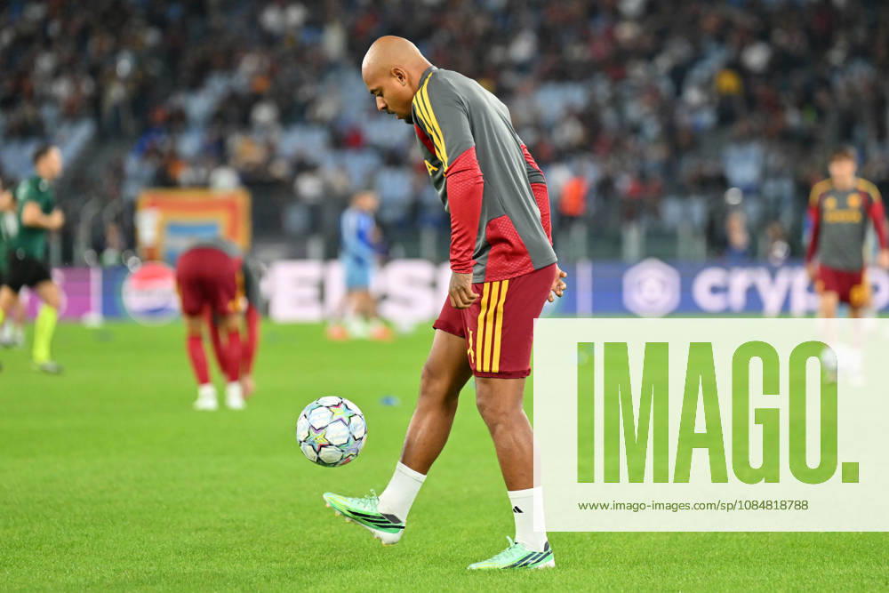 AS Roma v Slovan Bratislava - UEFA Champions League ROME, ITALY - OCTOBER 20 : Donyell Malen of AS Roma warms up ahead of UEFA Champions League match between AS Roma and Slovan Bratislava at Stadio Olimpico on October 20 ,2026 in Rome,Italy. Claudio Pasquazi Anadolu Rome Italy. Editorial use only. Please get in touch for any other usage.