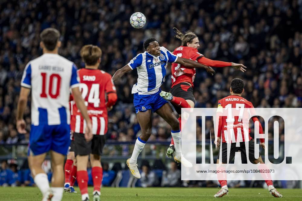 PORTO - (lr) Samu Aghehowa of FC Porto and Yarek Gasiorowski of PSV Eindhoven jump for the ball, Mauro Junior of PSV Eindhoven during the UEFA Champions League match between FC Porto and PSV Eindhoven at the Estadio Do Dragao, on 20 October 2026 in Porto, Portugal. MORITZ MUELLER ANP ANPxSportx IVx 573094064 originalFilename: 573094064