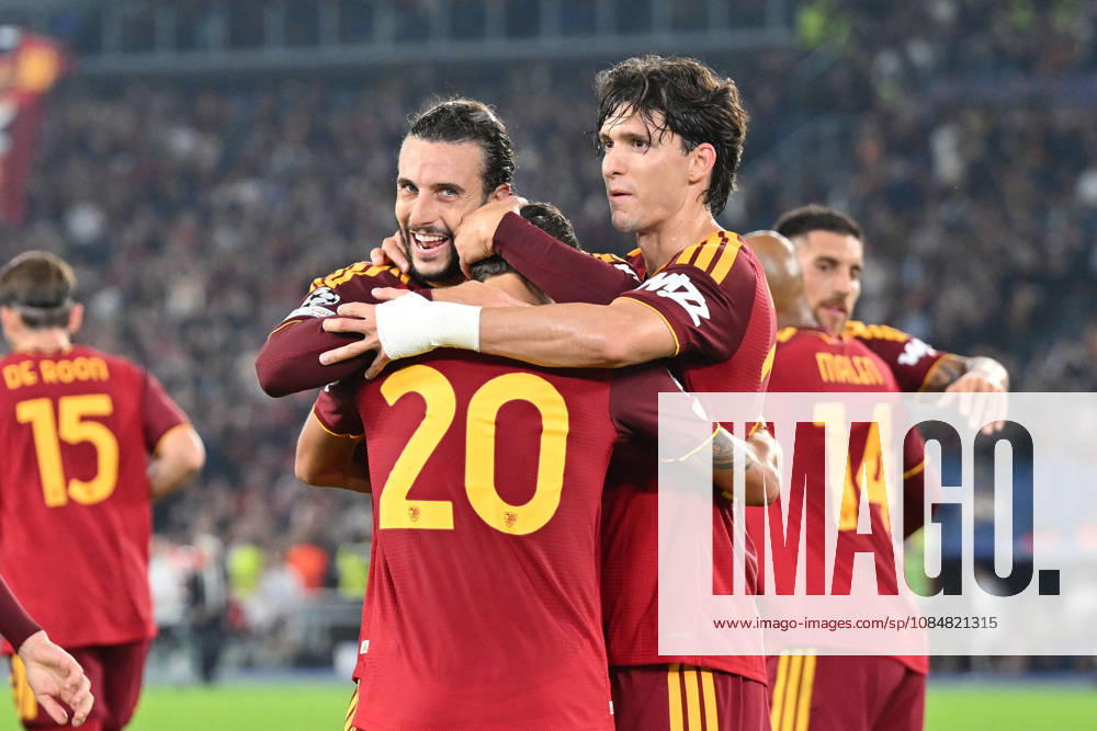 AS Roma v Slovan Bratislava - UEFA Champions League ROME, ITALY - OCTOBER 20 : Nahuer Molina (20) of AS Roma celebrates with is team mates after scoring a goal during the Champions League match between AS Roma and Slovan Bratislava at Stadio Olimpico on October 20, 2026 in Rome, Italy. Claudio Pasquazi Anadolu Rome Italy. Editorial use only. Please get in touch for any other usage.