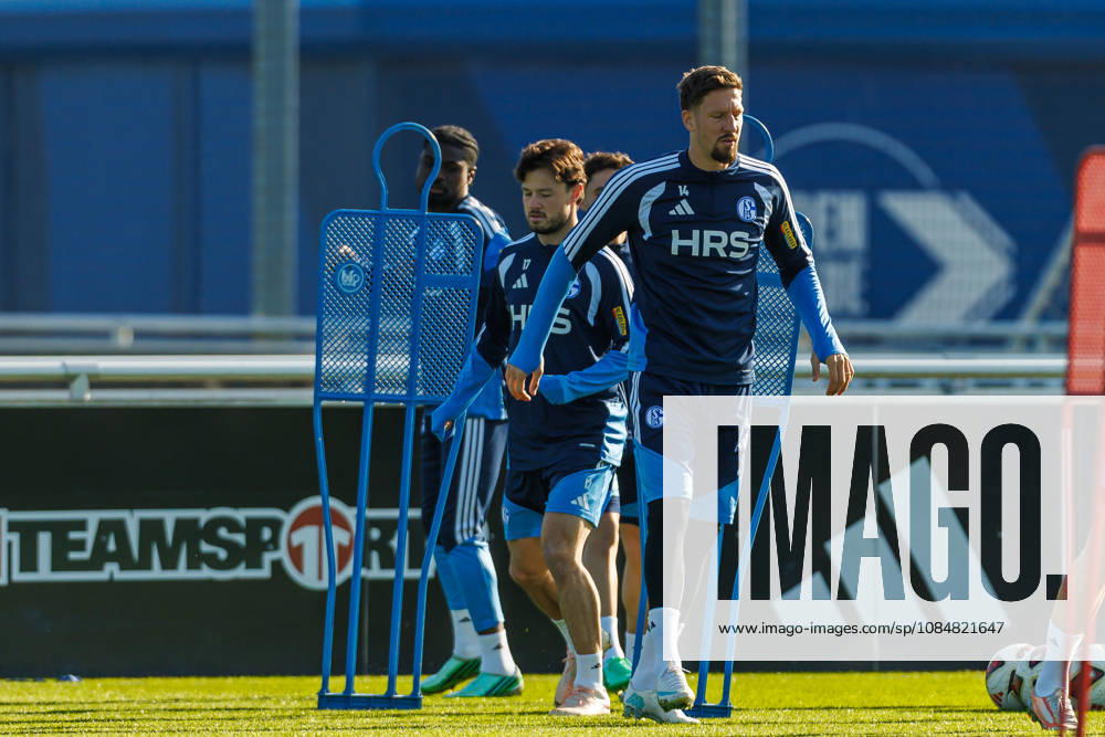 Janik Bachmann of FC Schalke 04 watches during FC Schalke 04 s practice at the Schalke 04 training facility on October 20, 2026, in Gelsenkirchen. Photo by Mario Hommes, DeFodi Images. Janik Bachmann of FC Schalke 04 looks on during the practice of FC Schalke 04 at the Schalke 04 training facility on October 20, 2026, in Gelsenkirchen. Photo by Mario Hommes, DeFodi Images. Photo by Mario Hommes, DeFodi Images.