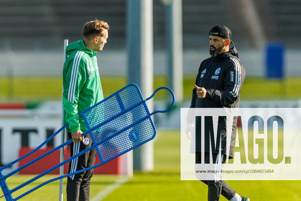 FC Schalke 04 assistant coach Eddie Lattimore and FC Schalke 04 head coach Miron Muslic speak during FC Schalke 04 practice at the FC Schalke 04 training facility on October 20, 2026, in Gelsenkirchen. Photo by Mario Hommes, DeFodi Images. Assistant coach Eddie Lattimore of FC Schalke 04 and Head Coach Miron Muslic of FC Schalke 04 speak during an FC Schalke 04 practice at the Schalke 04 training facility on October 20, 2026, in Gelsenkirchen. Photo by Mario Hommes, DeFodi Images. Photo by Mario Hommes, DeFodi Images.