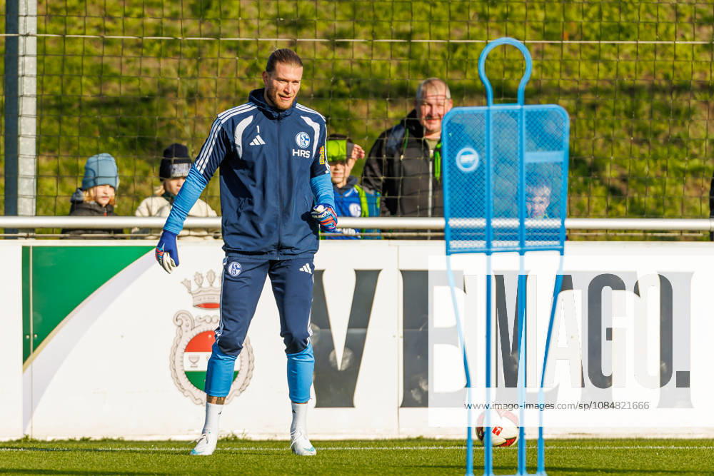 Goalkeeper Loris Karius of FC Schalke 04 watches during FC Schalke 04 s practice at the Schalke 04 training facility on October 20, 2026, in Gelsenkirchen. Photo by Mario Hommes, DeFodi Images. Goalkeeper Loris Karius of FC Schalke 04 looks on during the practice of FC Schalke 04 at the Schalke 04 training facility on October 20, 2026, in Gelsenkirchen. Photo by Mario Hommes, DeFodi Images. Photo by Mario Hommes, DeFodi Images.