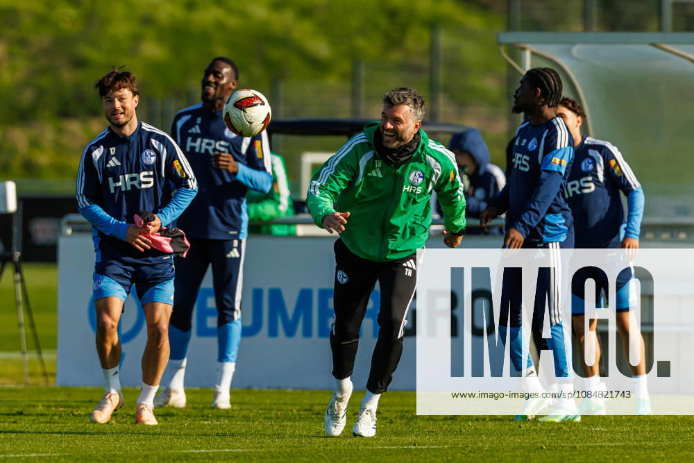 FC Schalke 04 assistant coach Tim Hoogland laughs, laughing during FC Schalke 04’s practice at the Schalke 04 training facility on October 20, 2026, in Gelsenkirchen. Photo by Mario Hommes, DeFodi Images. FC Schalke 04 assistant coach Tim Hoogland laughs during the practice at the Schalke 04 training facility 04 on October 20, 2026, in Gelsenkirchen. Photo by Mario Hommes, DeFodi Images. Photo by Mario Hommes, DeFodi Images