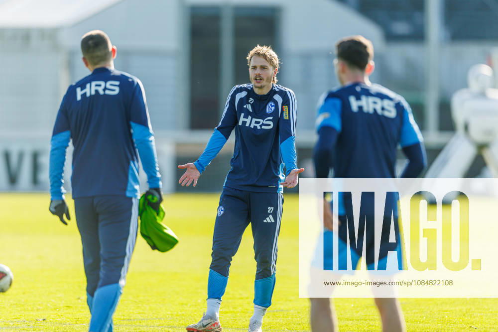 Finn Porath of FC Schalke 04 gestures, Gesturing during FC Schalke 04 practice at the Schalke 04 training facility on October 20, 2026, in Gelsenkirchen. Photo by Mario Hommes, DeFodi Images. Finn Porath, FC Schalke 04, gestures during FC Schalke 04 practice at the Schalke 04 training facility4 on October 20, 2026, in Gelsenkirchen. Photo by Mario Hommes, DeFodi Images. Photo by Mario Hommes, DeFodi Images.