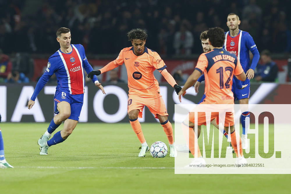 Lamine YAMA of FC BARCELONE in action during the Championâ€⠢s League match between Paris Saint Germain and FC Barcelone at Parc Des Princes stadium - on October 20 2026. Paris - France Soccer 2026 Paris Saint Germain FC Barcelone - ZUMAb253 20261020_zsp_b253_006