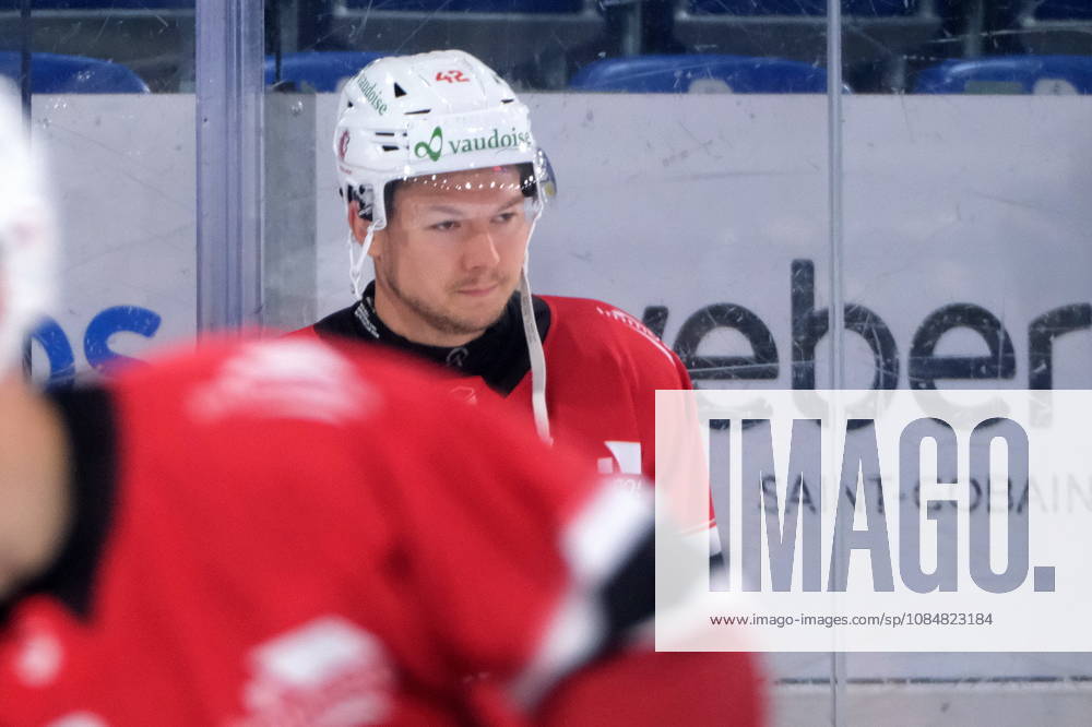 Swiss Ice hockey, Eishockey - EHC Kloten vs Lausanne Hockey - Lausanne Forward Curtis Lazar (TS 42) during warm up