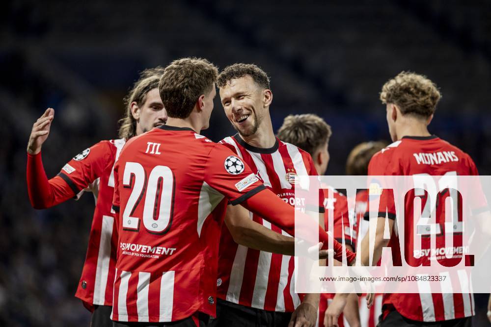 PORTO - (lr) Yarek Gasiorowski of PSV Eindhoven, Guus Til of PSV Eindhoven, and Ivan Perisic of PSV Eindhoven celebrate the 0-1 during the UEFA Champions League match between FC Porto and PSV Eindhoven at the Estadio Do Dragao on October 20, 2026 in Porto, Portugal. MORITZ MUELLER ANP ANPxSportx IVx 573100461 originalFilename: 573100461